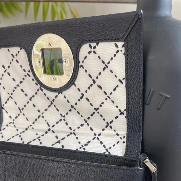 Kate Spade black Newbury purse with gold hardware - Picture 5 of 9